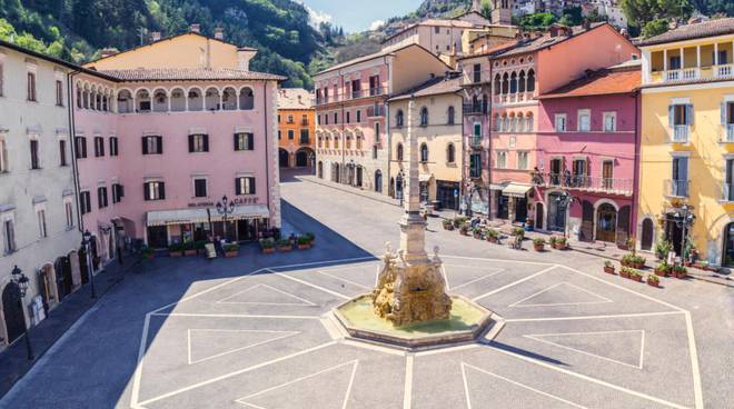 Questa immagine ha l'attributo alt vuoto; il nome del file è armeria-tomei-87351.660x368.jpg